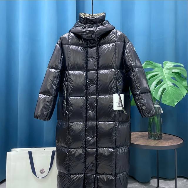 Moncler 蒙口 Parana 黑金24ss长款羽绒服 御寒极品！羽皇冬季女士加长连帽羽绒服 羽绒服纵使万千款式 作为羽绒界巅峰位置的王者 羽皇世家 每年都