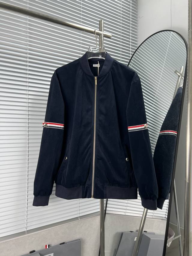 Thom Browne TB23最新款秋冬款拉链外套 订制进口特殊聚酯纤维%100棉，高定360克面料 订制拉链，五金 ，进口环保原料纤维，双股加捻纱混纺，绒毛