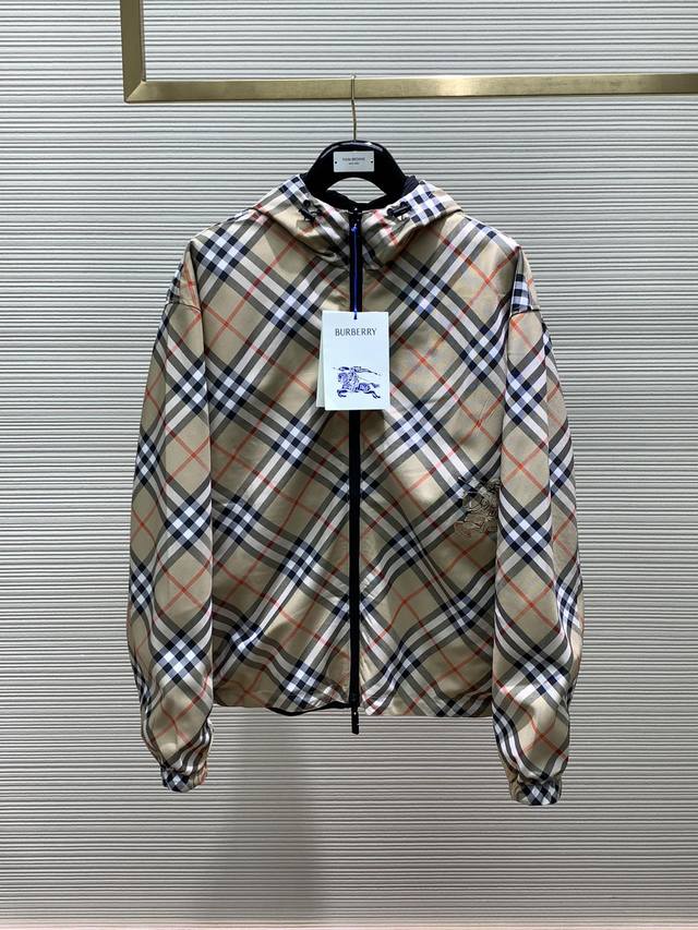 Burberry 巴宝莉，2024秋季最新品，专柜同步有售，原单狠货，时尚休闲两面穿连帽外套，进口原版面料，上身舒适透气，顶级刺绣工艺字母图案装饰logo，原版