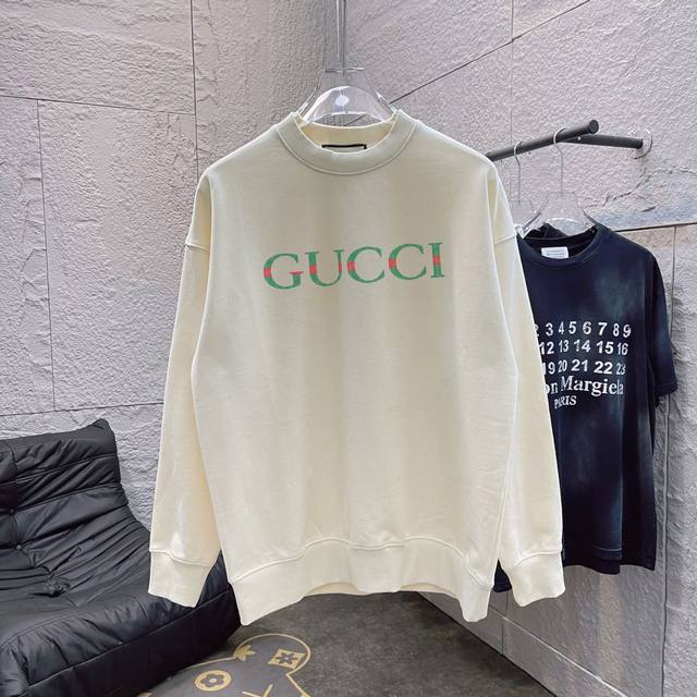 GUCC* 2024秋冬新款 个性字母logo印花 定制面料 圆领卫衣 男女同款 尺码：S M L XL XXL 五个码 颜色：黑色 杏色