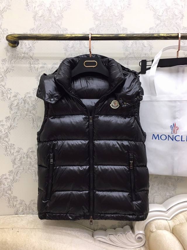 男女同款Moncler 蒙口 16年经典法国羽皇蒙口马甲 专柜同步上市！客供渠道 领标 吊牌齐全 采用90%白鹅绒 原版定制Logo五金配件 最轻最保暖 原版代