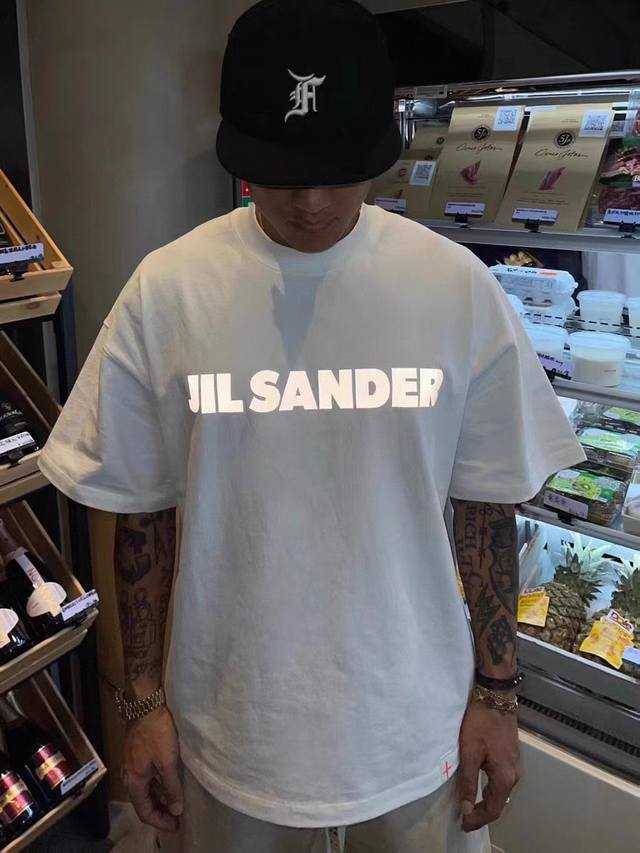 特价 黑M L XL 白XL JIL SANDER x Arc′teryx 始祖鸟 重磅联名款反光字母印花短袖T恤 采用双股230克长绒棉双纱加密平纹布，同缸染