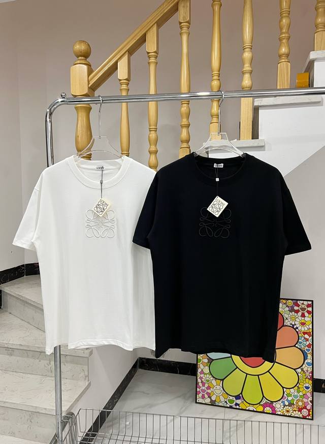 特价 黑S M L XL 白L XL 罗意威错位大标刺绣短袖 LOEWE专柜同步T 面料采用32支双纱2高克重纯棉面料 进口机器高密度饱满刺绣工艺 满满的高级质