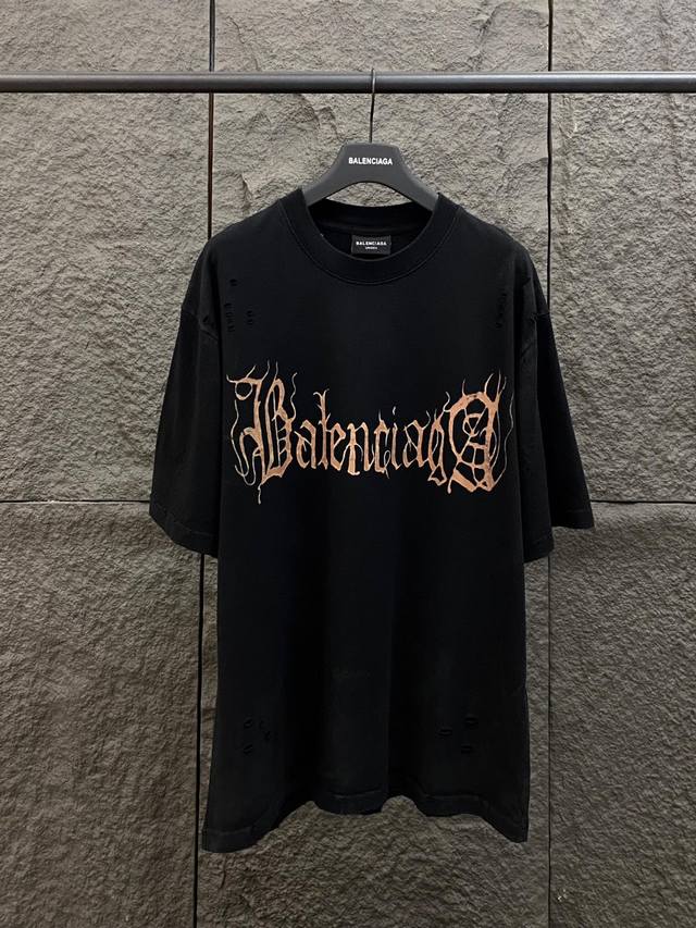 特价 泥巴 实拍图 顶级YB品质 BALENCIAGA巴黎重磅款#泥巴做旧手绘金属梵文短袖T恤# 毋庸置疑又是今年的一大爆款 第一时间购入原版打版 前后幅梵文