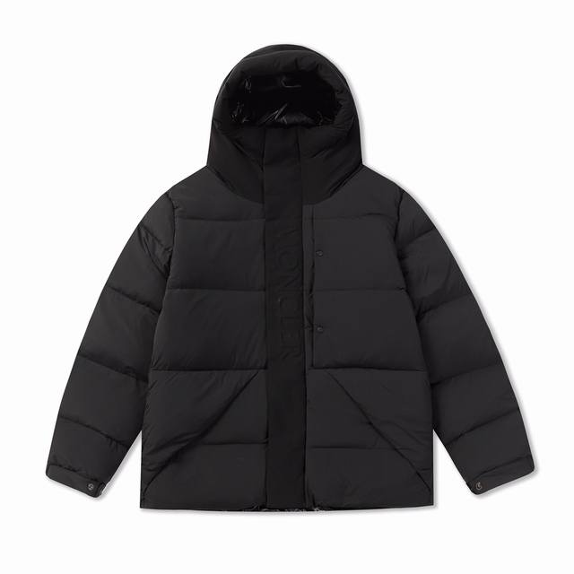 Moncler 23FW 蒙口黑武士短款羽绒服浮雕门禁羽绒服面包服 采用亚光LongueSaison尼龙制成漆面尼龙衬里填充羽绒，风帽与正面门襟采用2.5层面