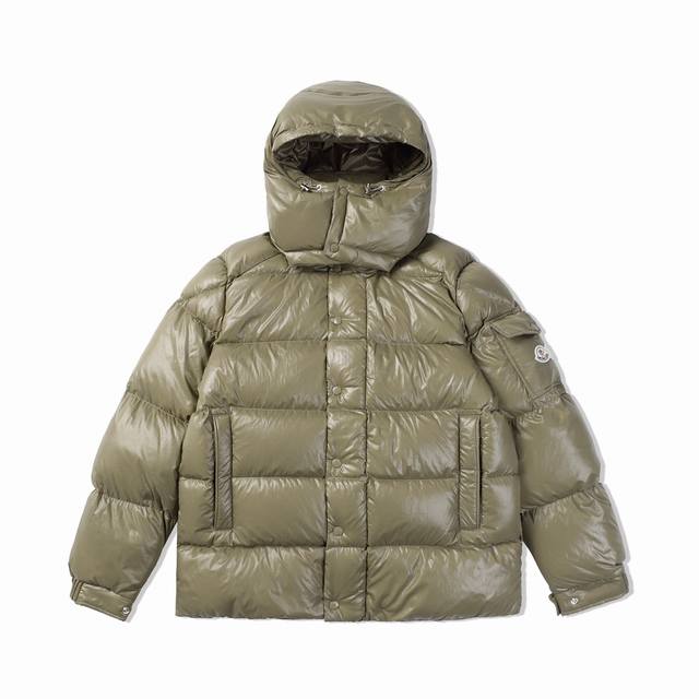 Moncler 23FW蒙口Maya玛雅70周年限定羽绒服 Moncler Maya 经典之作亮面小标羽绒服，袖口上的口袋与70周羊毛毡小标的完美结合，帽子可