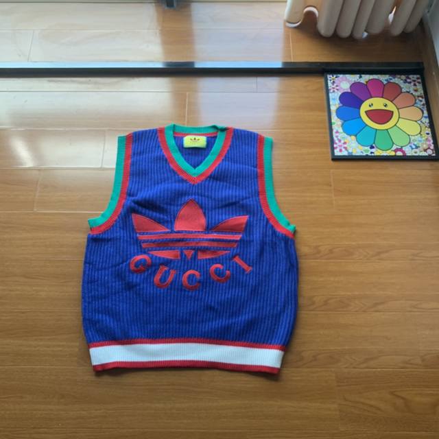 品质顶呱呱 古着Gucc＊ 联名adidas产品针织毛衣提花背心马甲 vintage 拼接刺绣撞色 对于往日的迷恋依然发挥着关键作用。宛如源自古着商店的单品设计