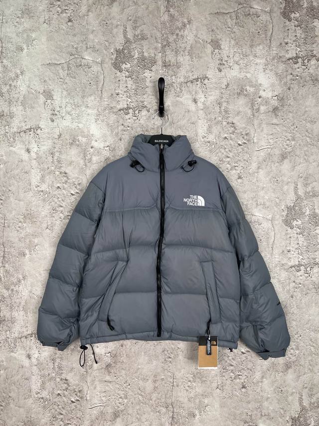 新款The North Face北面Vintage 90s 明星同款羽绒服 设计理念： The North Face”的字面含义为山的最寒冷、最艰难一面。它也是