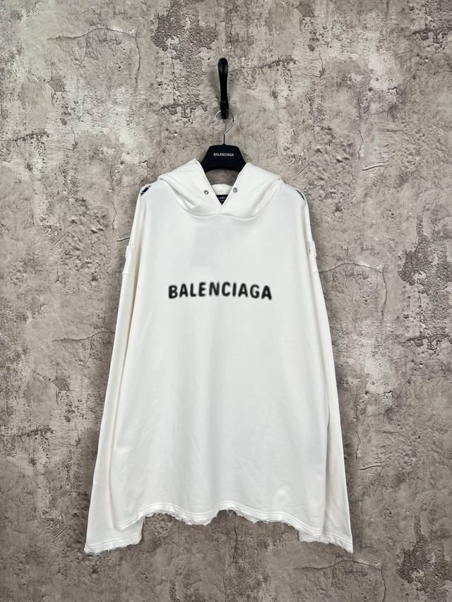 巴黎世家 Balenciaga Logo印花破洞连体帽卫衣 白色 男女同款 尺码表：XS. S. M. L 印花：印花材料采用安全环保无毒婴儿认证的材料；印花轮