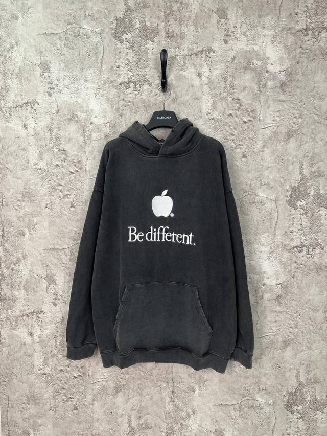 Balenciaga 巴黎世家 水洗做破苹果Logo刺绣连帽卫衣 黑色 男女同款 刺绣：直线挺直，曲线圆顺；针迹整齐，边缘无参差现象；绣面平服，丝缕不歪斜；针距