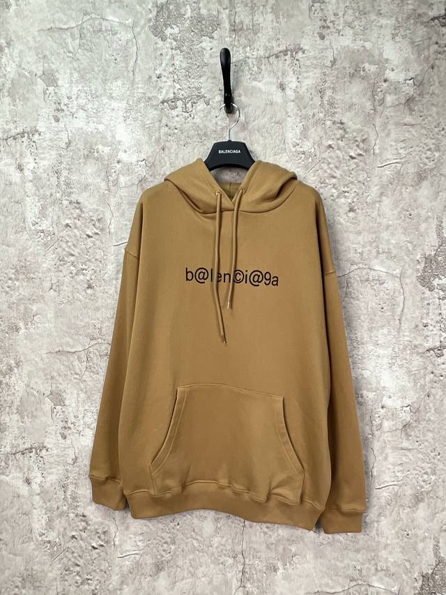 巴黎世家 Balenciaga Symbolic 胸前特别Logo印花连体帽卫衣 卡其色 男女同款 尺码表：XS. S. M. L 印花：印花材料采用安全环保无