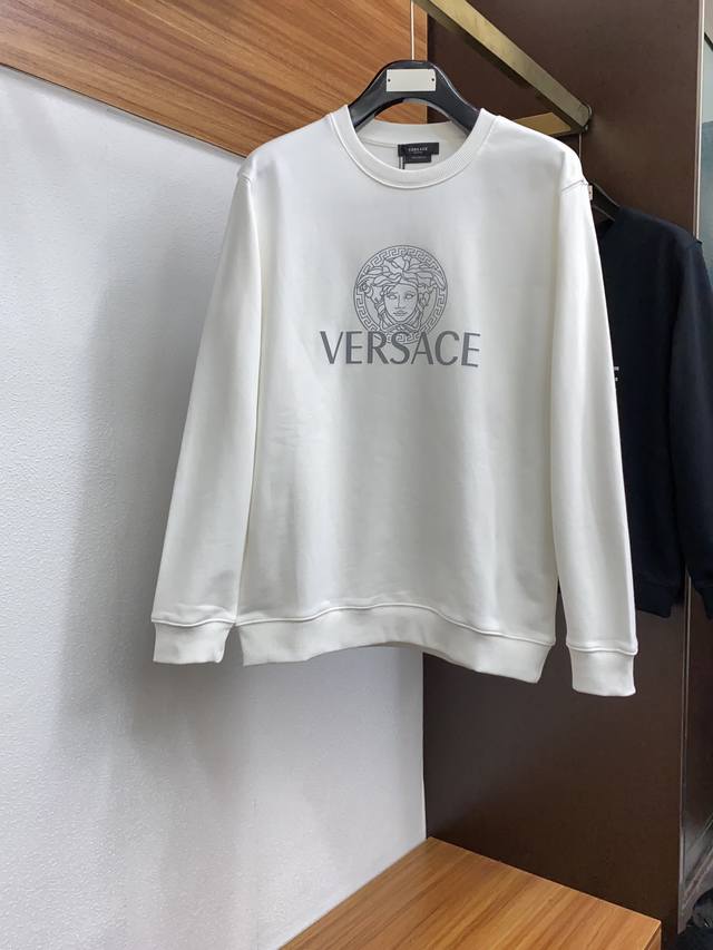 VERSACE 范思哲 24SS新款潮流经典卫衣，精致裁剪，高品质工艺！采用定织定染纯棉面料420克左右纯棉卫衣面料！图案进口数码印花工艺，耐穿耐洗久穿不变型，