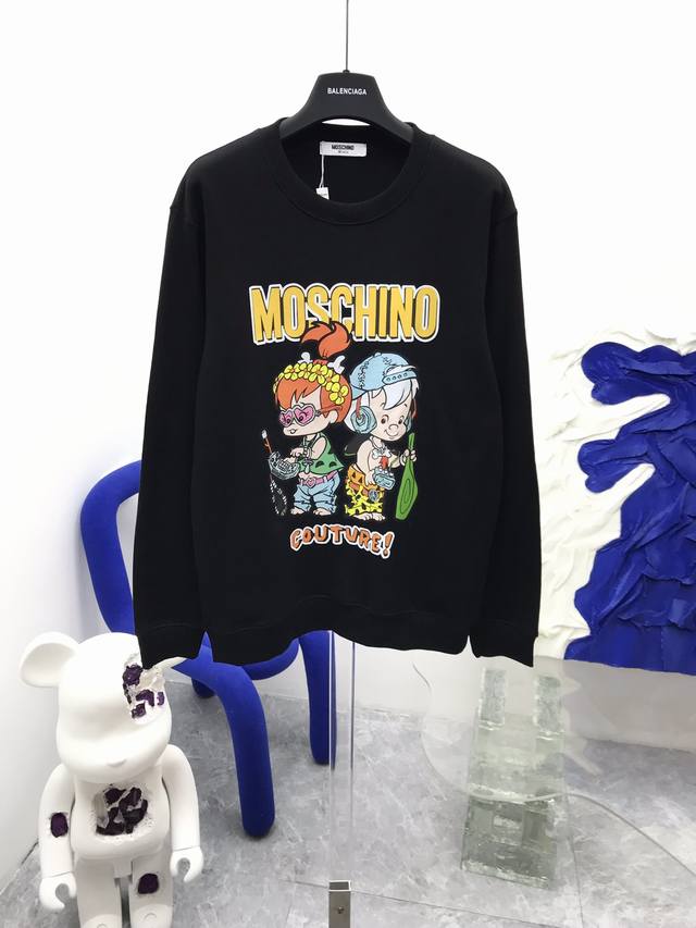 MOSCHINO 莫斯奇诺 24SS新款潮流经典卫衣，精致裁剪，高品质工艺！采用定织定染纯棉面料420克左右纯棉卫衣面料！图案进口数码印花工艺，耐穿耐洗久穿不变