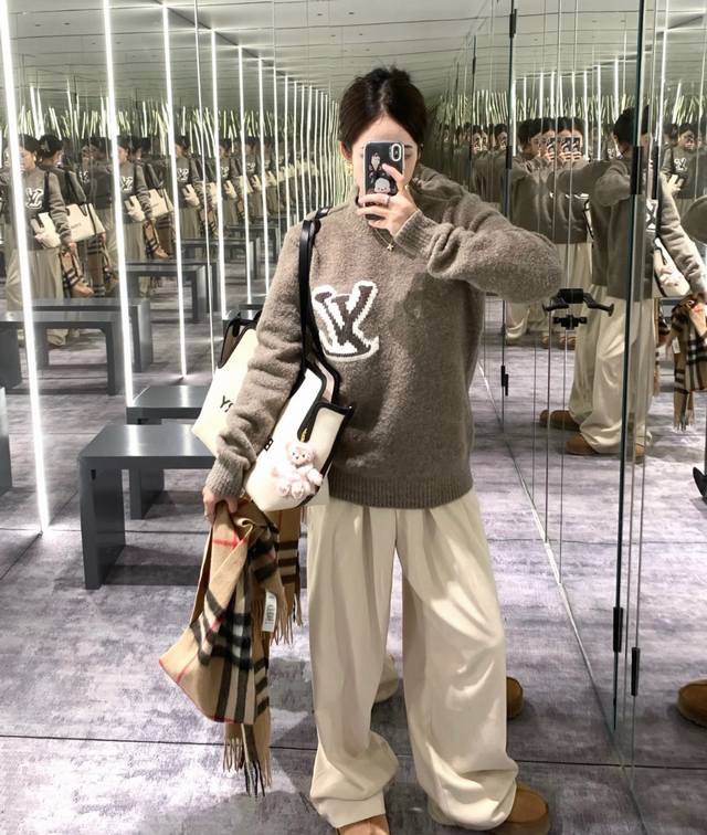 Louis Vuitton LV 路易威登 23ss 美拉德风镂空字母 logo 提花情侣针织圆领毛衣 独家定制优质圈圈羊毛混纺纱线编织 整件手感软糯舒适 上身