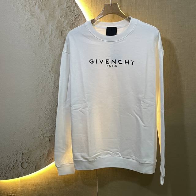 GIVENCHY 纪梵希 残缺破坏字母圆领卫衣 面料采用420克双股双纱定染纯棉毛圈面料 面布紧密干净 条杠清晰独特 肌理感强底部纹理清晰整齐 手感挺括舒适