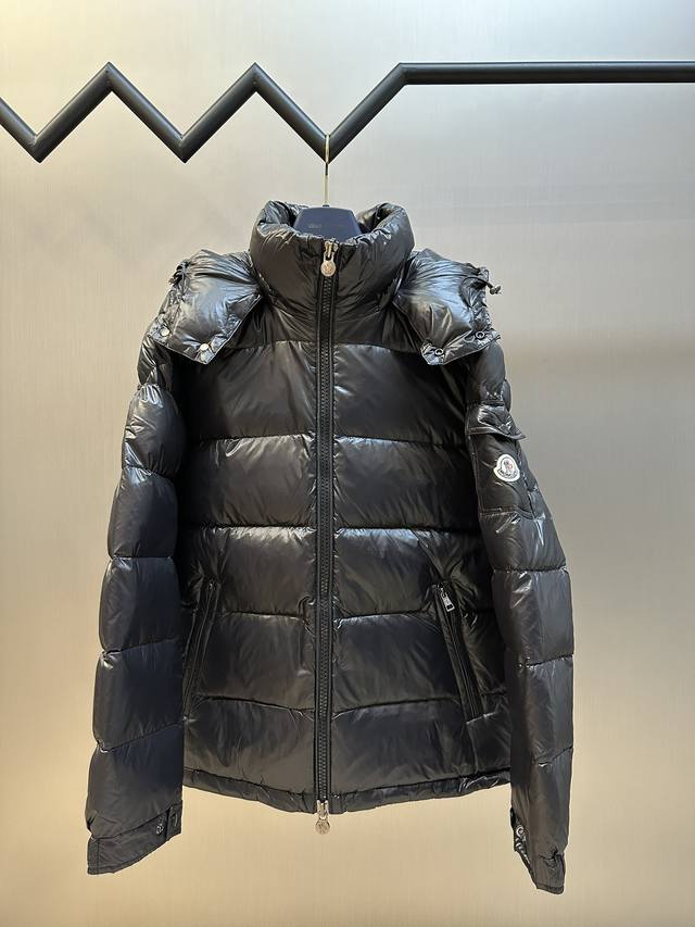 Moncler 蒙口 玛雅羽绒服 采用漆面尼龙作为面料，这种面料不仅具有光亮度好、质感佳的特点，还具备出色的防风防水性能，适合户外及寒冷天气穿着。 采用高精度的