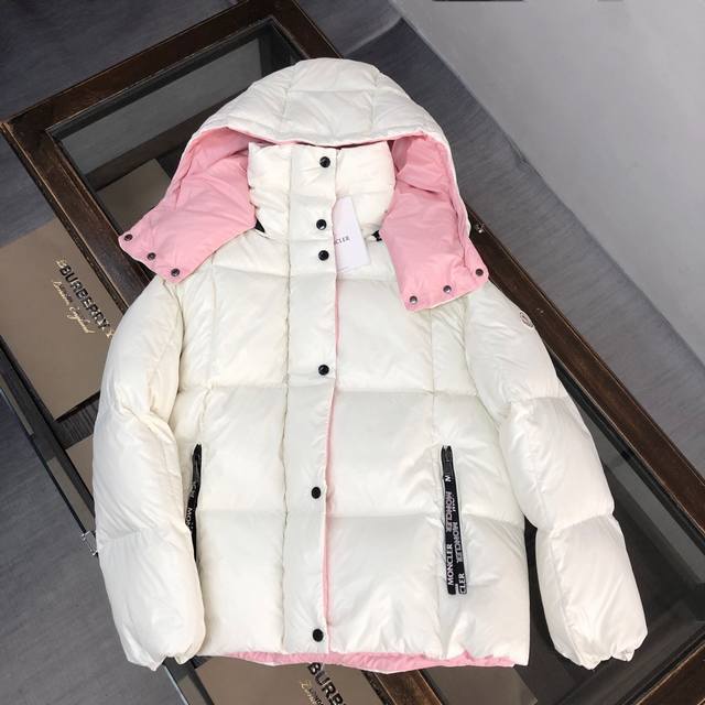 女款 Moncler World# 蒙口 羽绒服 利落色彩与剪裁打造干练姿态，身着秋冬Moncler主线系列，重返喧嚣都市。 秋冬主打系列之一，注定火爆全网！