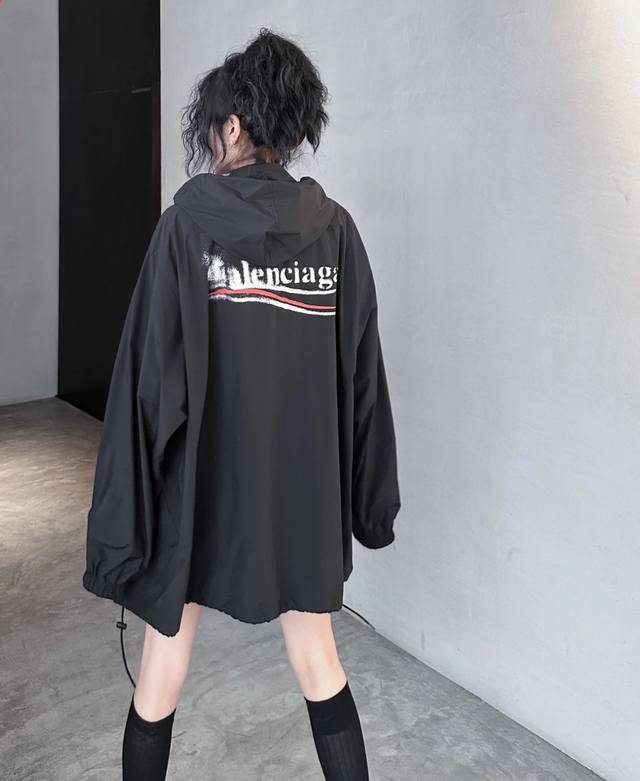 Balenciaga 巴黎世家 模糊可乐冲锋衣 上身咨询