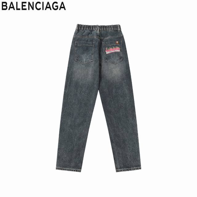 958# balenciaga巴黎世家 2024秋冬顶级男士时尚牛仔裤 ！品相到位做工精细程度堪称一流，所向披靡挑战业界新高度 经典水洗色泽，纯正洋行渠道，客供