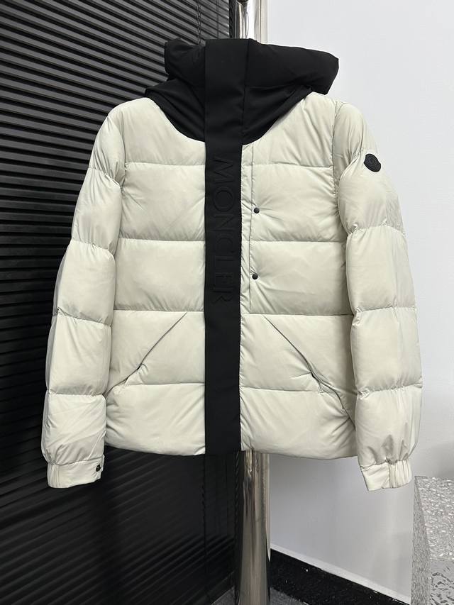 Moncler 蒙口 门禁立体浮雕压花字母羽绒服黑武士 围脖连帽中長羽绒服 官网一衣难求 95%鵝絨填充 Madeira羽绒夹克是功能性衣橱的常备单品，采用Lo