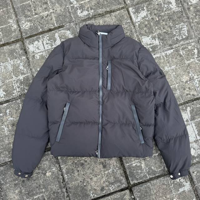 款号：H597 Moncler & 蒙口 原版1:1订制五金配件全进口原版定制 欢迎专柜对比 绝对的高品质 采用顶级90白鸭绒 超柔软 充羽量蓬松饱满 超级重工