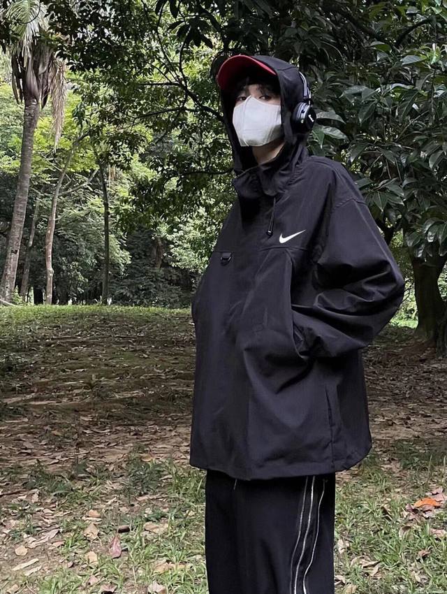 耐克NIKE东京限定山系连帽机能冲锋衣 袖口魔术贴，防风效果一级棒！ 门襟定制拉链，左右隐藏大口袋，抽绳元素的搭配，营造出浓烈的机能风！ 胸口经典小钩子立