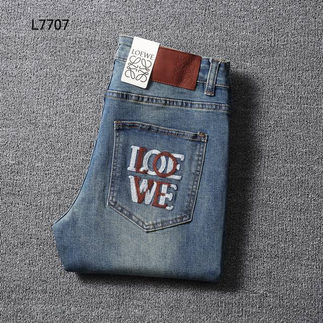 秋冬款修身牛仔 819#29 42码 2024NEW MODLE 秋冬牛仔 NO:L7707 LOEWE 颜色:海蓝怀旧 码数:29 42 赛络纺棉弹面料，欧版