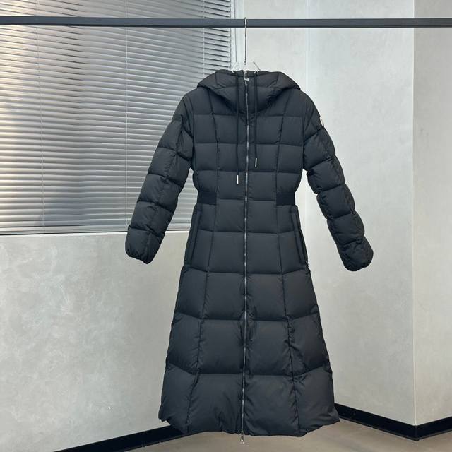 爆款推送Moncler Barante女士在逃公主 Barante短款羽绒夹克兼具柔美气质与实用功能 Barante羽绒夹克以光泽尼龙面料制成，灵感源自70年代