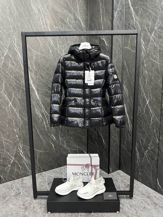 爆款推送Moncler Barante女士短款羽绒夹克 Barante短款羽绒夹克兼具柔美气质与实用功能，为 现代女性重新诠释70年代美学风格。 Barante