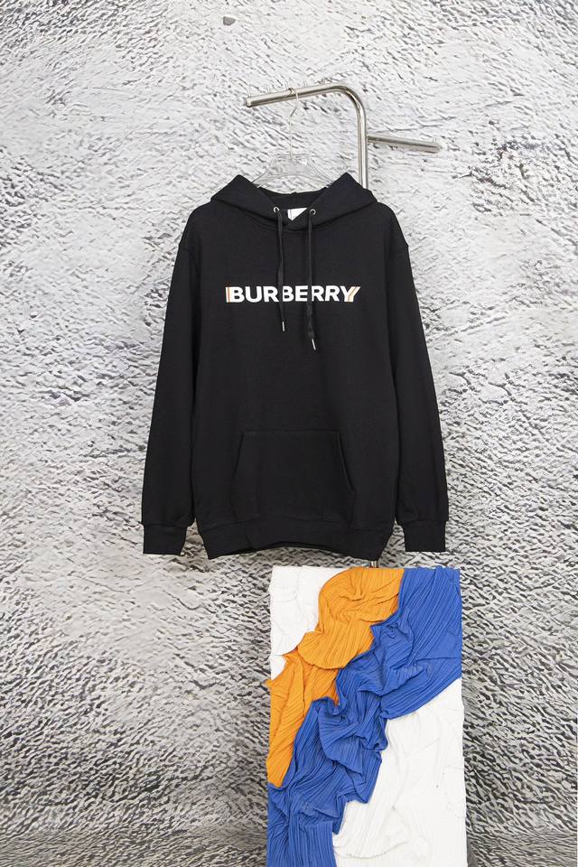 款号:Y895 Burberry 巴宝莉BBR 22FW 3D字母印花连帽卫衣 精简的时尚感,感受英式风格的独特气质.客供翻面绒棉质面料,内里织面质感超强,工整