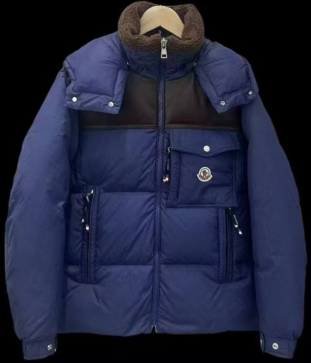 特级羽绒Moncler Braye短款男士羽绒服夹克外套 进口绵羊皮羊羔毛拼接 90鹅绒填充. Braye羽绒夹克采用拒水面料制成，搭配羊毛饰边和可拆卸兜帽，是