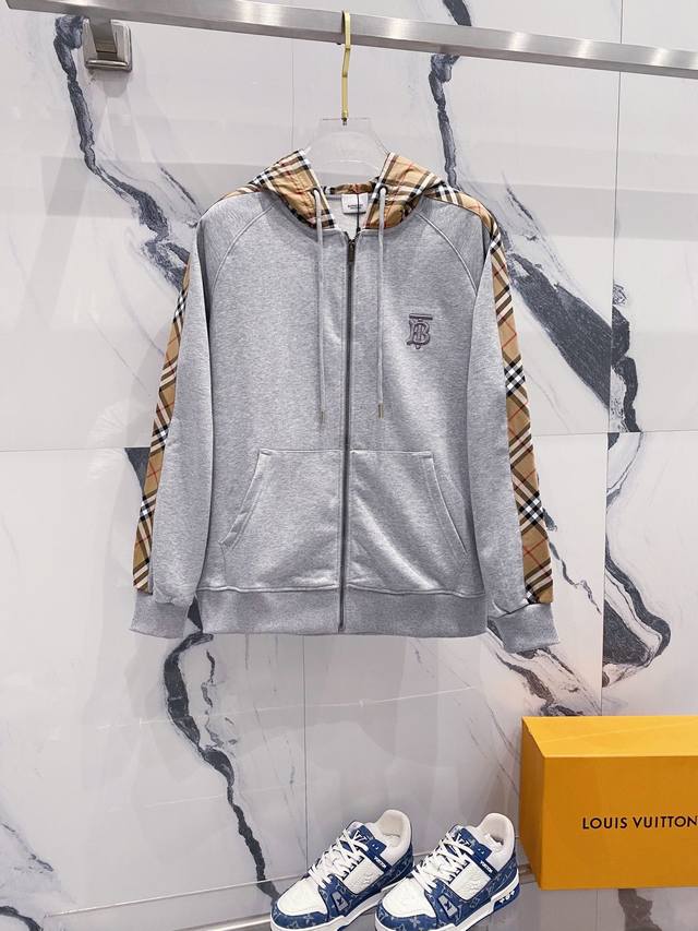 BURBERRY 巴宝莉 秋冬经典拉链外套 连帽格纹贴布拼接设计 刺绣TB字母 纯原品质 原版面料 官方同款 同缸染面料 手感非常舒服 超级百搭好看 个性复古气